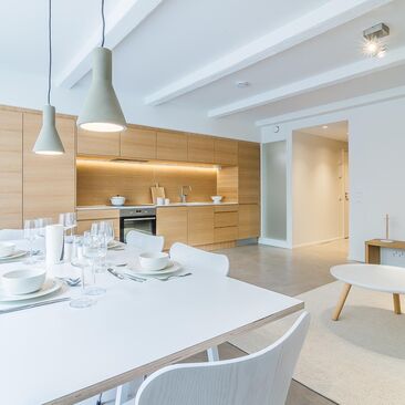 Upea koko seinän pituinen keittiö loft-kaksiossa