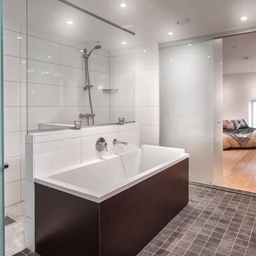 Moderni kylpyhuone ja kylpyamme