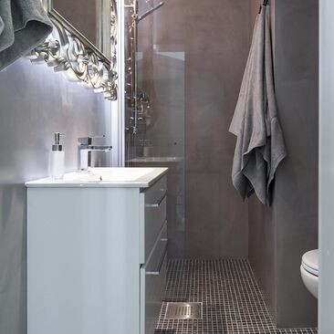 Glamouria ja mikrosementtiä puutalon kylpyhuoneessa