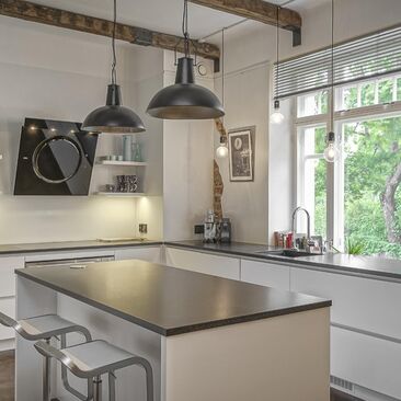 kattoparrut ja tiiliseinä modernissa keittiössä