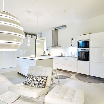 Loft-asunnon valkoinen keittiö