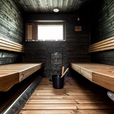 Tumma sauna mustilla seinillä