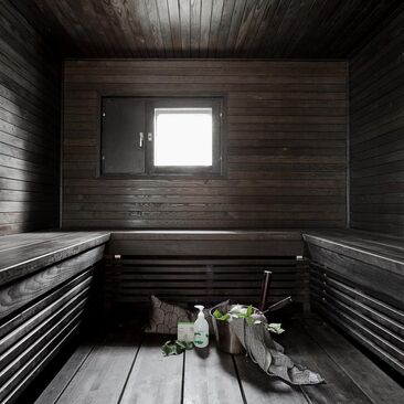 Tumma sauna suuremmallekin porukalle