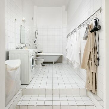 Loft-asunnon kylpyhuoneessa riittää huonekorkeutta