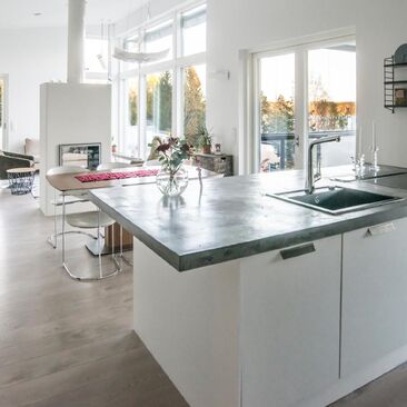 betonitaso modernissa keittiössä