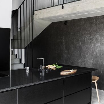 musta moderni keittiö
