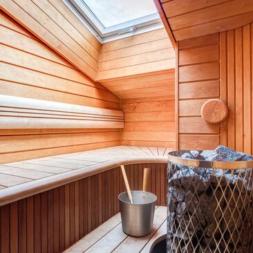 Ullakkohuoneiston sauna kattoikkunalla