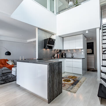 Loft-asunnon moderni keittiö