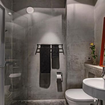 betonipinnat harmaassa kylpyhuoneessa