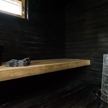 Musta sauna tasolauteilla