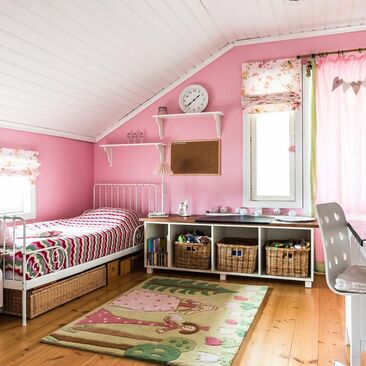 Vaaleanpunaista suloisessa lastenhuoneessa