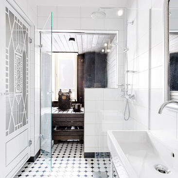 klassinen ja moderni tyyli kohtaavat kylpyhuoneessa