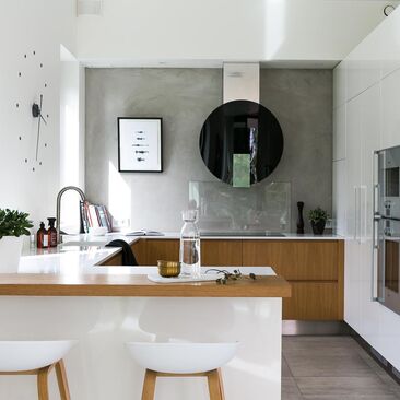 Betoniseinä tyylikkään modernissa keittiössä
