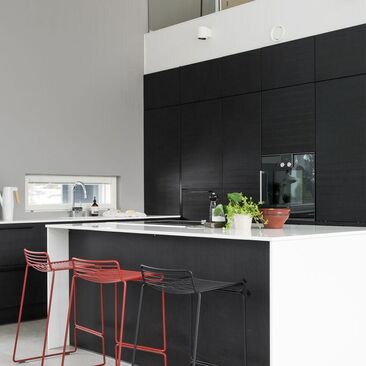 moderni musta keittiö