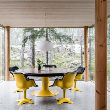 Huikea ruokailutila metsämaisemineen