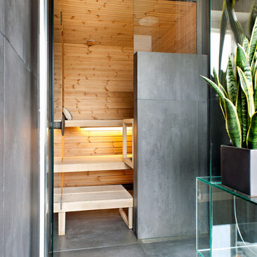 Sauna ja pesuhuone muodostavat modernin ja tyylikkään kokonaisuuden