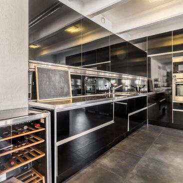 Moderni musta keittiö on loft-asunnon sydän