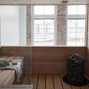 Loft-kodin saunan lauteilta voi nauttia hulppeista näkymistä