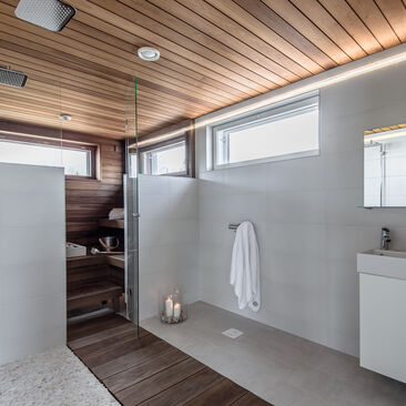 Messutalon tyylikäs kylpyhuone ja sauna
