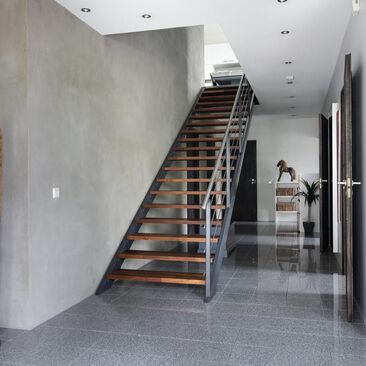 Eteisen tyylikäs betoniseinä ja portaikko