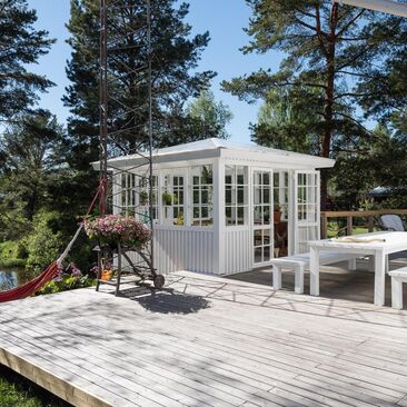 Iso terassi ja paviljonki joen rannalla