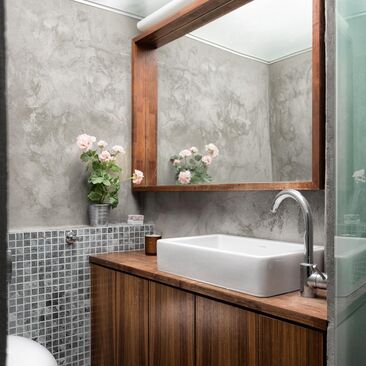 betoniseinä modernissa kylpyhuoneessa