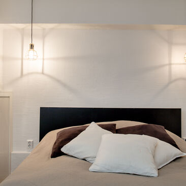 Design House Stockholm Work Lamp -valaisimet makuuhuoneessa
