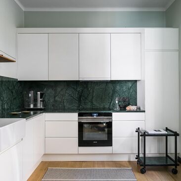 vihreää marmoria keittiön välitilassa