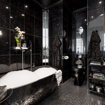 musta moderni kylpyhuone