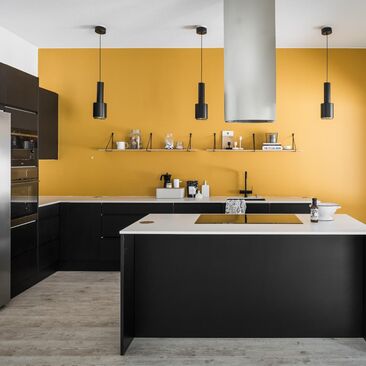 keltainen seinä modernissa keittiössä