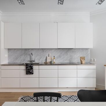 marmoria modernin keittiön välitilassa