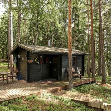 Mökin erillinen saunarakennus terassilla