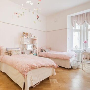 vaaleanpunainen lastenhuone