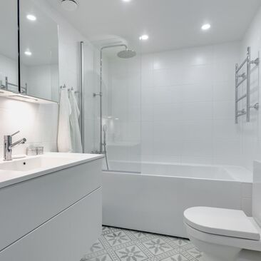 valkoinen kylpyhuone