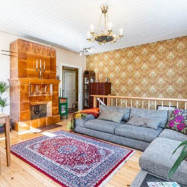 Kaunis tulisija olohuoneessa